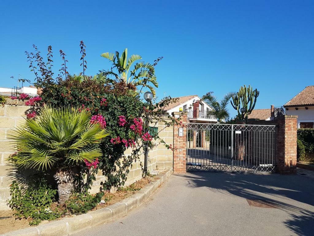 Mansarda Camelie Via Dei Normanni, 45 Villa Campofelice Di Roccella Eksteriør billede
